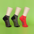 赤い綿/ナイロン メンズは汗吸収性運動選手のための足首のソックスを薄くします